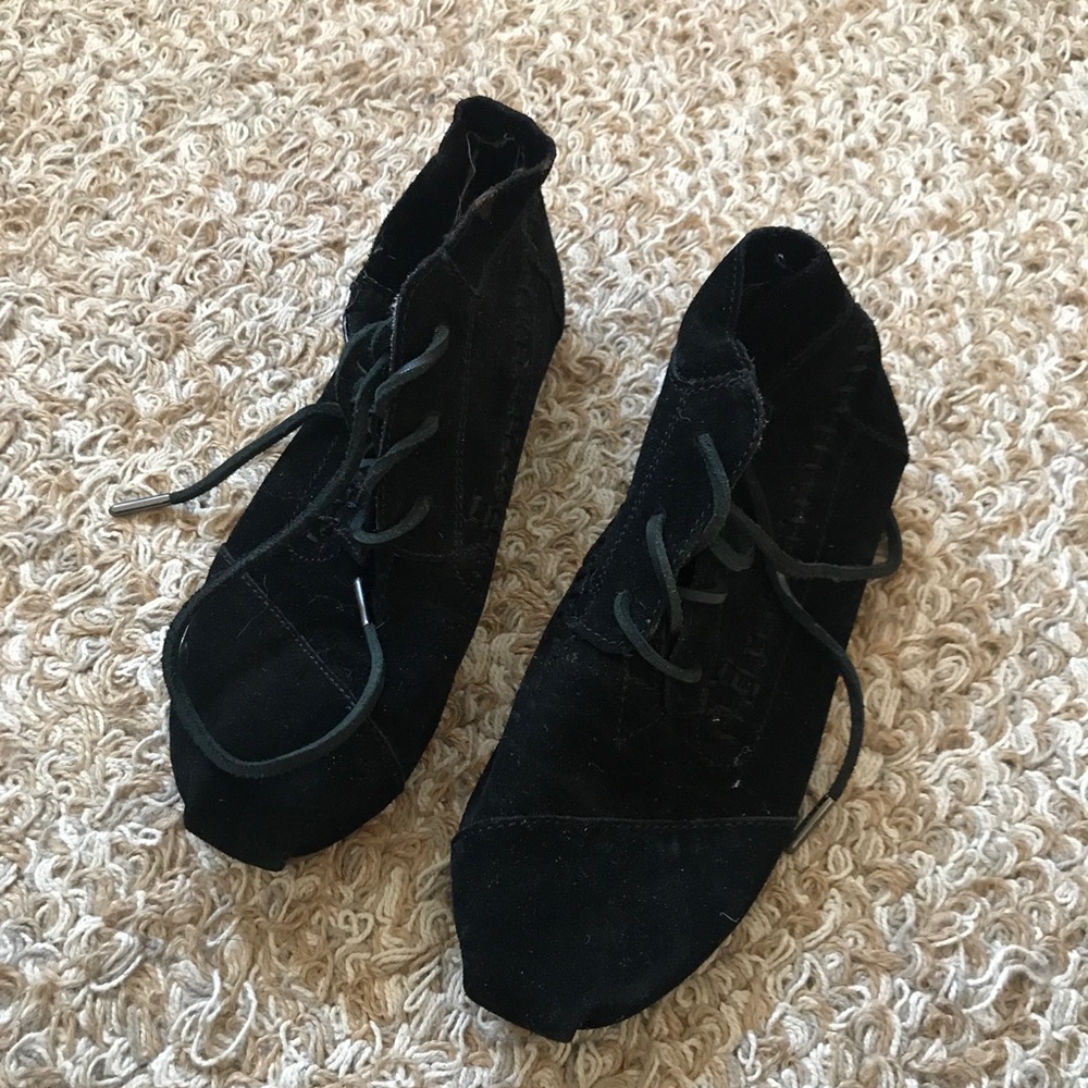 toms black mocassins size 6.5